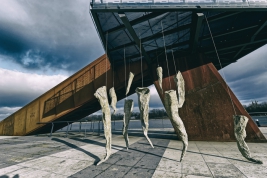 Installation-of-the-sculptures-quot;Cocoonsquot;-by-Magda-Fokt-Bulwary-WiÅlane-Warsaw-20190115