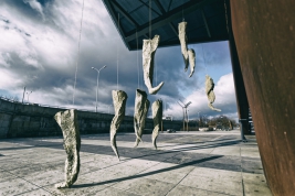 Installation-of-the-sculptures-quot;Cocoonsquot;-by-Magda-Fokt-Bulwary-WiÅlane-Warsaw-20190115