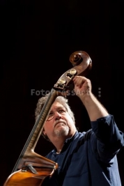 Michael-Formanek-podczas-konczertu-grupy-Mary-Halvorson---Thumbscrew-w-studio-im-W-Lutoslawskiego-w-