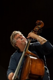Michael-Formanek-podczas-konczertu-grupy-Mary-Halvorson---Thumbscrew-w-studio-im-W-Lutoslawskiego-w-