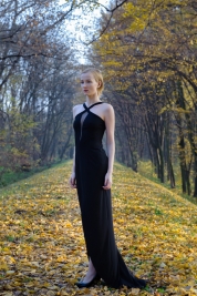 Czarna-sukienka-Sesja-jesienna-Modelka-Olga-Yaroshenko