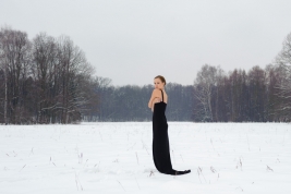 Czarna-sukienka-na-sniegu-Modelka-Olga-Yaroshenko