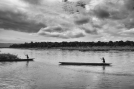 Splyw-rzeka-w-dzungli-w-Nepalu