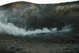Krater-wulkanu-na-wyspie-Vulcano-we-Wloszech
