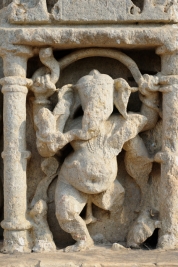 Plaskorzezba-hinduskiego-Boga-Ganesha-w-piaskowcu-Jaipur-Indie