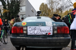 Samochod-z-napisem-Just-Antifascist-podczas-Manifestacji-Antyfaszystowskiej-w-Warszawie-20151107