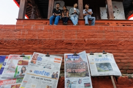 Gazety,-mur-i-Nepalczycy-w-Katmandu