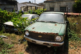 Stare-samochody-w-ogrodzie-na-Rodos