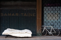 Bialy-rower-i-polowe-lozko-na-ulicy-Paryza