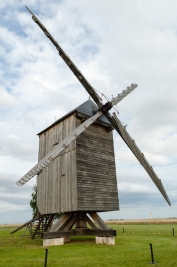 Drewniany-mlyn-wiatrak