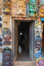 Drzwi-z-nepalskimi-maskami