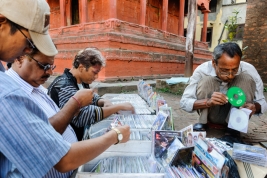 Ludzie-kupujace-plyty-CD-na-ulicy-w-Katmandu