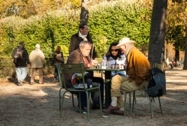 Szachisci-podczas-partii-szachow-w-Jardin-du-Luxembourg-w-Paryzu