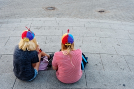 Girls-in-colorful-hats-at-the-Castle-Square-in-Warsaw