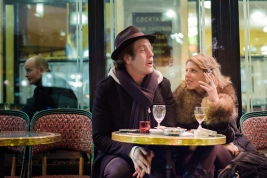 Para-rozmawiajaca-przy-stoliku-w-kawiarni-na-Saint-Germain-de-Pres-w-Paryzu