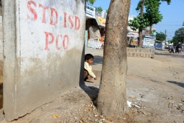 Kucajacy-chlopiec-na-ulicy-w-Khajuraho