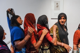 Hinduskie-kobiety-w-muzeum-Indiy-Gandhi-w-Delhi