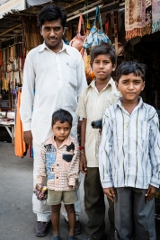 Ojciec-i-synowie-i-pistolet-na-rynku-w-Pushkar-w-Indiach
