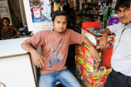 Mezczyzni-w-sklepie-w-Varanasi