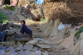 Nepalska-dziewczynka-na-schodach