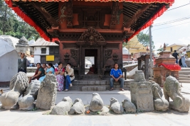 Czesć-swiatyni-Pashupatinath-w-Nepalu