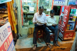 Czytajacy-mezczyzni-w-Varanasi