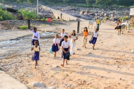 Schoolgirs-returning-from-the-river-Orchha-India