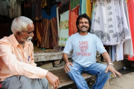 Mezczyzna-w-koszulce-z-napisem-Same-same-but-different-Pushkar-Indie