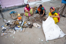 Kobiety-segregujace-smieci-na-ulicy-w-Jaipur-Indie
