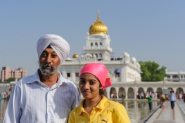 Sikh-z-corka-na-tle-swiatyni-Gurudwara-Bangla-Sahib-w-Delhi-Indie