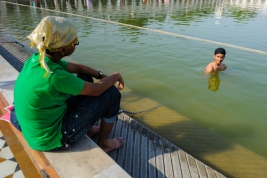 Kapiel-w-basenie-na-terenie-swiatyni-Sikhow-Gurudwara-Bangla-Sahib-w-Delhi-Indie