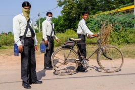 Hinduscy-studenci-w-mundurach-i-maskach