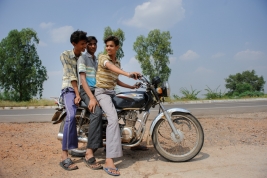 Trzej-hinduscy-chlopcy-na-motorze