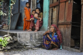Kobieta-z-papierosem-i-dzieci-w-Nepalu