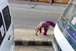 Dziewczynka,-akrobatka-pokazuje-sztuczki-na-ulicy-w-Jaipur,-Indie