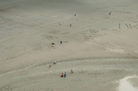 Znaki-na-piasku-pod-wzgorzem-Mont-Saint-Michel-Francja