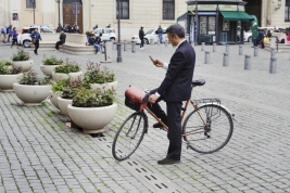 The-gentelman-on-bicycle-in-Roma