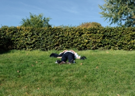 Czlowiek-odpoczywajacy-na-trawniku-w-parku-w-Berlinie
