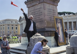 Mezczyzna-z-polska-flaga-na-placu-Św-Piotra-w-Watykanie