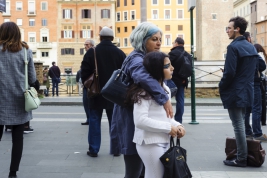 Ludzie-na-przystanku-autobusowym-w-Rzymie