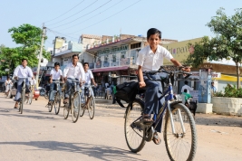 Return-from-school-in-Khajuraho-India