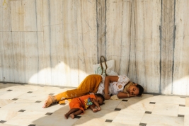Śpiaca-matka-i-dziecko-na-podlodze-w-Światyni-Sikhow-Gurudwara-Bangla-Sahib-w-Delhi