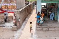Dzieci-i-salon-fryzjerski-Ulica-w-Waranasi-Indie