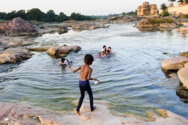 Kapiel-w-rzece-w-Orchha-w-Indiach