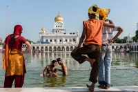 Kapiel-w-basenie-przy-swiatyni-Sikhow-Gurudwara-Bangla-Sahib-w-Deli