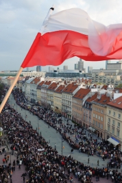 Ludzie-na-Krakowskim-Przedmiesciu-w-Warszawie-w-oczekiwaniu-na-kondukt-ze-zwlokami-sp-Prezydenta-Lec