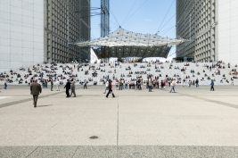 Ludzie-na-schodach-pod-Grande-Arche-na-La-Defense-w-Paryzu