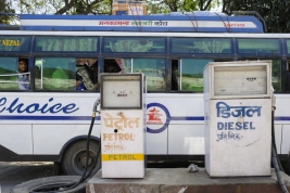 Dystrybutory-na-stacji-paliw-w-Nepalu