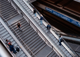 Ruchome-schody-na-dworcu-Hauptbahnhof-w-Berlinie