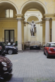 Rzezba-na-parkingu-w-Rzymie